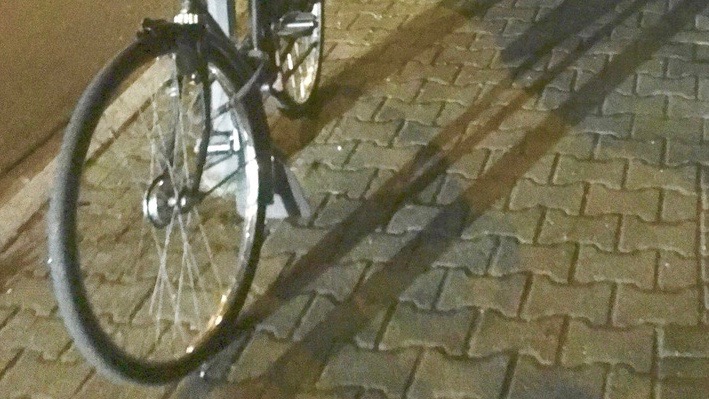 Ein Fahrradreifen-Schlitzer schlug nachts zu