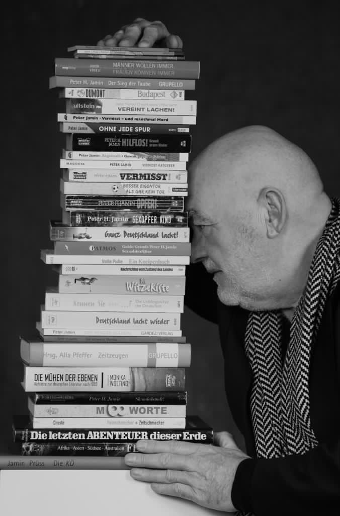 Fotoshooting - der Autor mit seinen Büchern