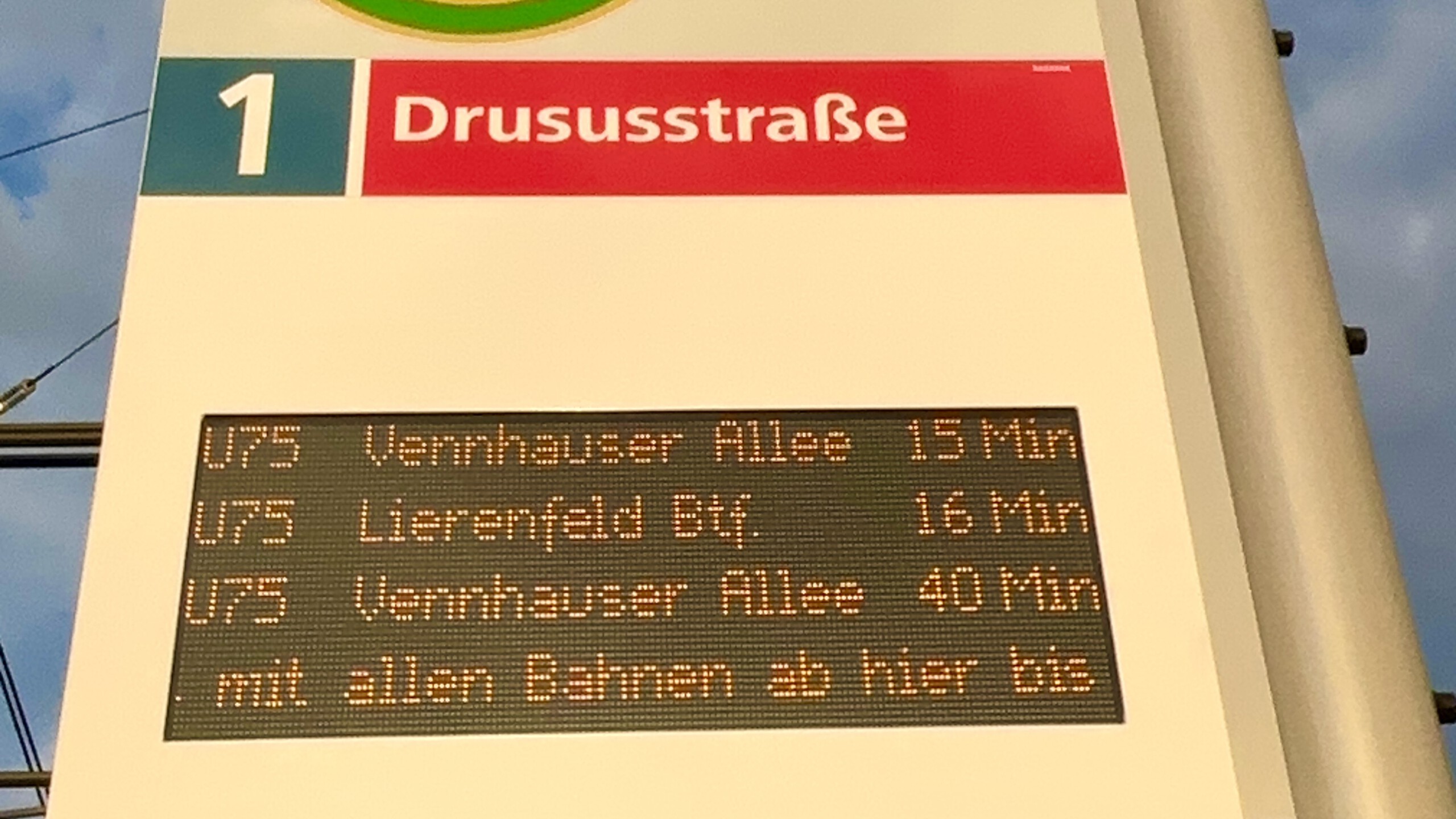 Falsche Zeiten, falsche Bahnen – die digitale Infotafel der Rheinbahn