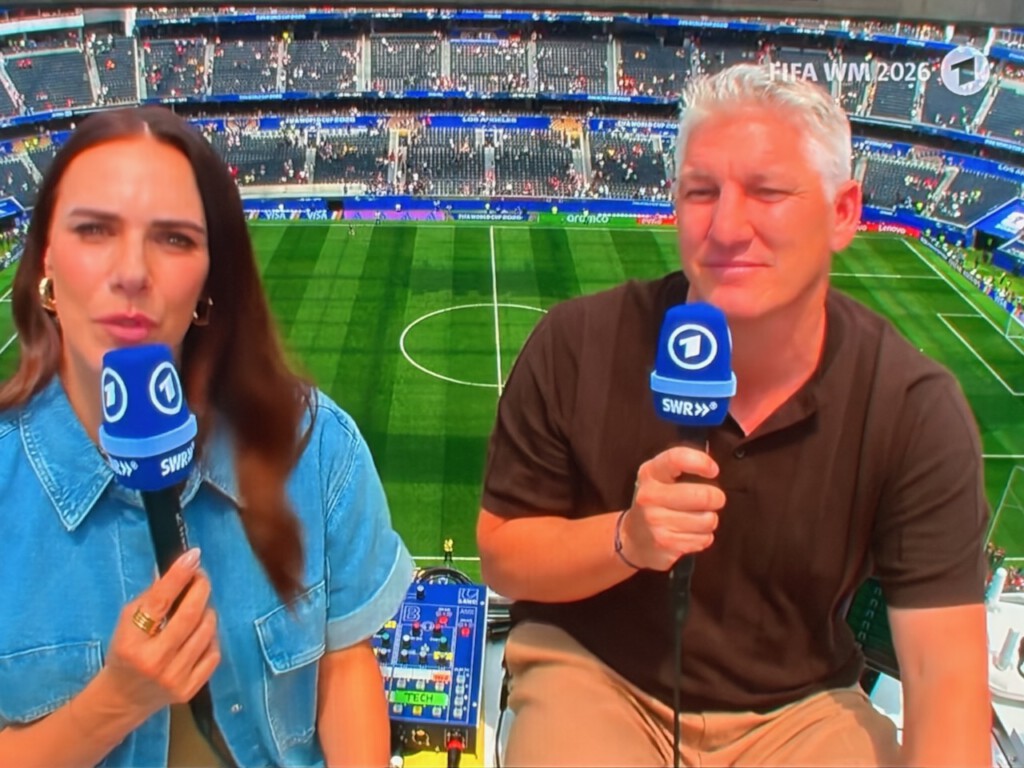 TV-Screen, WM 2026, Kanada/Südafrika, 1:0, mit den ARD-Moderatoren Esther Sedlaczek und Bastian Schweinsteiger in Los Angeles