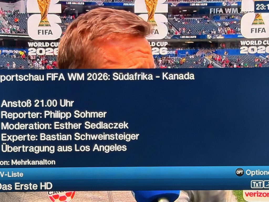 TV-Screen, WM 2026, Kanada/Südafrika, 1:0, mit den ARD-Moderatoren Esther Sedlaczek und Bastian Schweinsteiger in Los Angeles