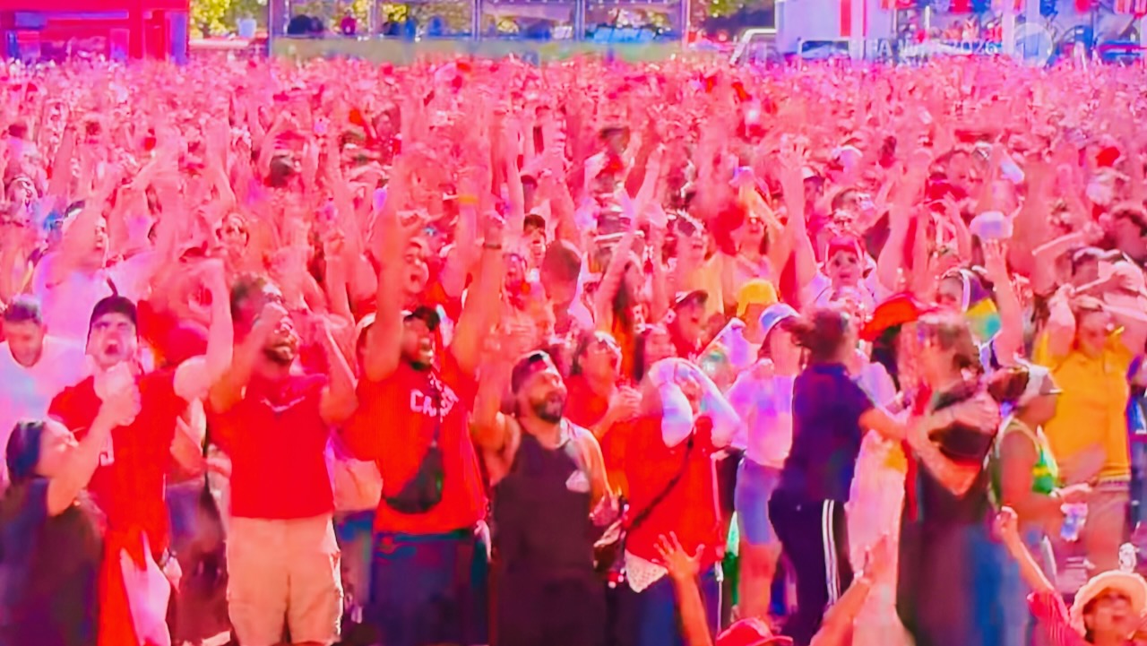 TV-Screen, WM 2026, Kanada/Südafrika, 1:0, mit den ARD-Moderatoren Esther Sedlaczek und Bastian Schweinsteiger in Los Angeles